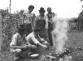 Beim Grillen - vorne: Walter,Erni - hinten: Hans(Weber),Manfred,Paul(Schmidt)